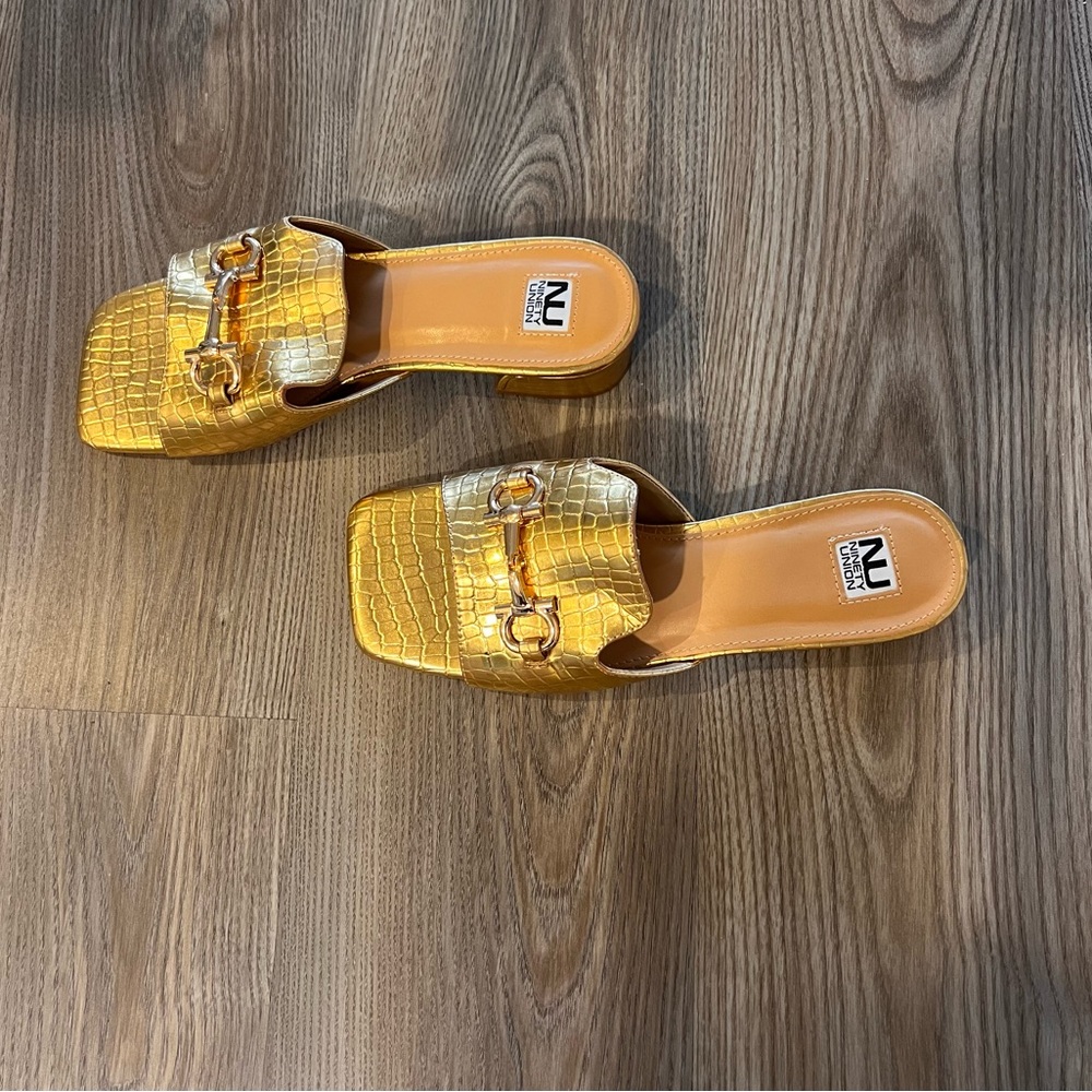 New With No Tag Size 9 Women's GOLD  Croc-Embossed Slide Sandals